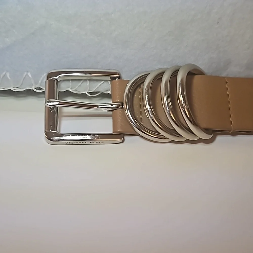 Michael Michael  Kors  Synthic Leather sz XL Tan with Silver hardwear  Pre-owned